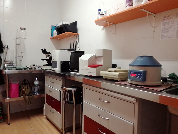 Equip d'analítiques: Bioquímiques, citologies, coprologies i anàlisis d'orina.